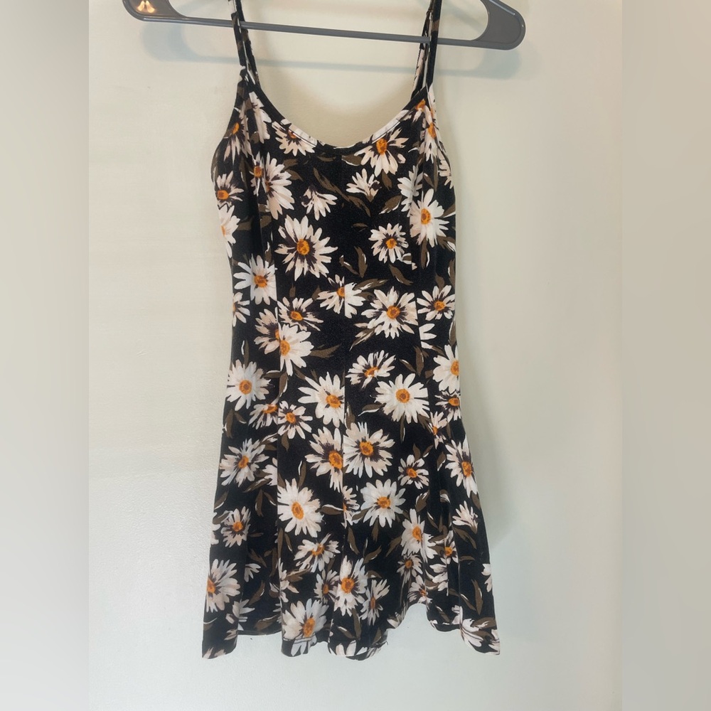 Urban Outfitters Romper in Black with White Daisy Print & Ties on Back 🖤💛🤍🌻